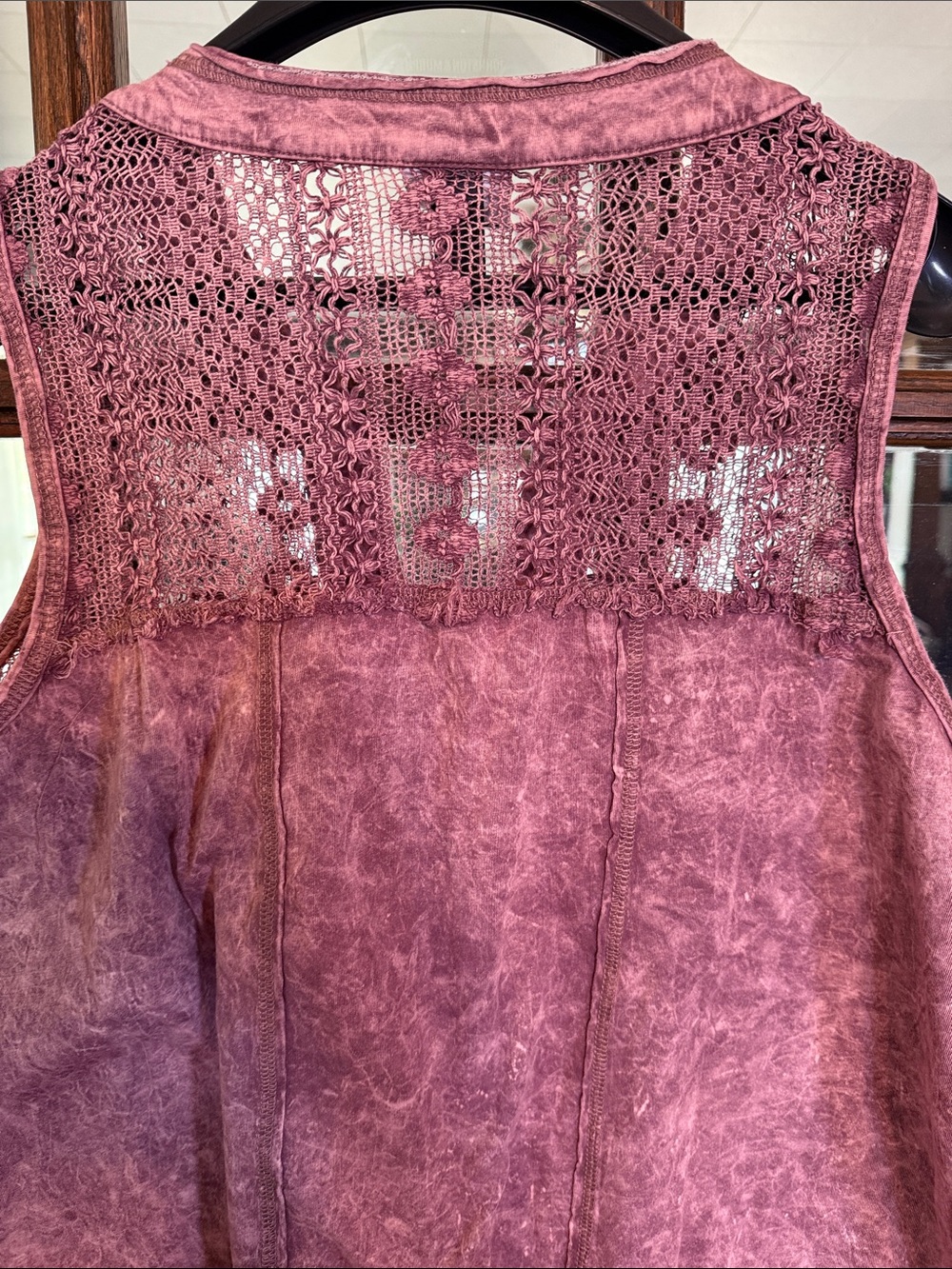 Daytrip Mauve Acid Wash Sleeveless Top Crochet Lace Yoke Split V-Neck Boho L - Picture 3 of 4